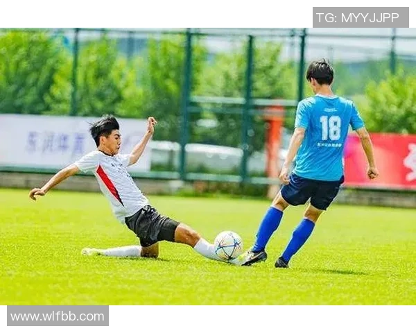 小小足球星闪耀赛场 梦想与努力成就未来冠军之路