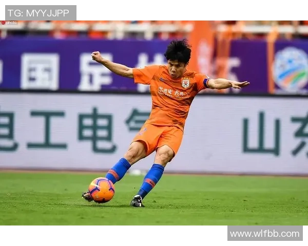 足球巨星进球超然展现非凡实力震撼绿茵场掀起无限热潮