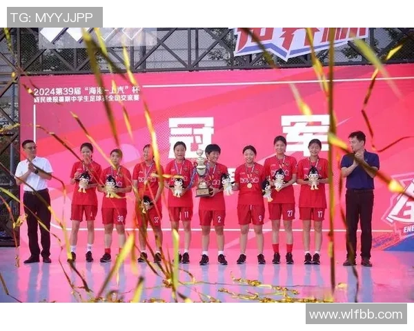 球迷热情合影记录足球球星风采瞬间留下珍贵回忆 球迷热情合影记录足球球星风采瞬间留下珍贵回忆